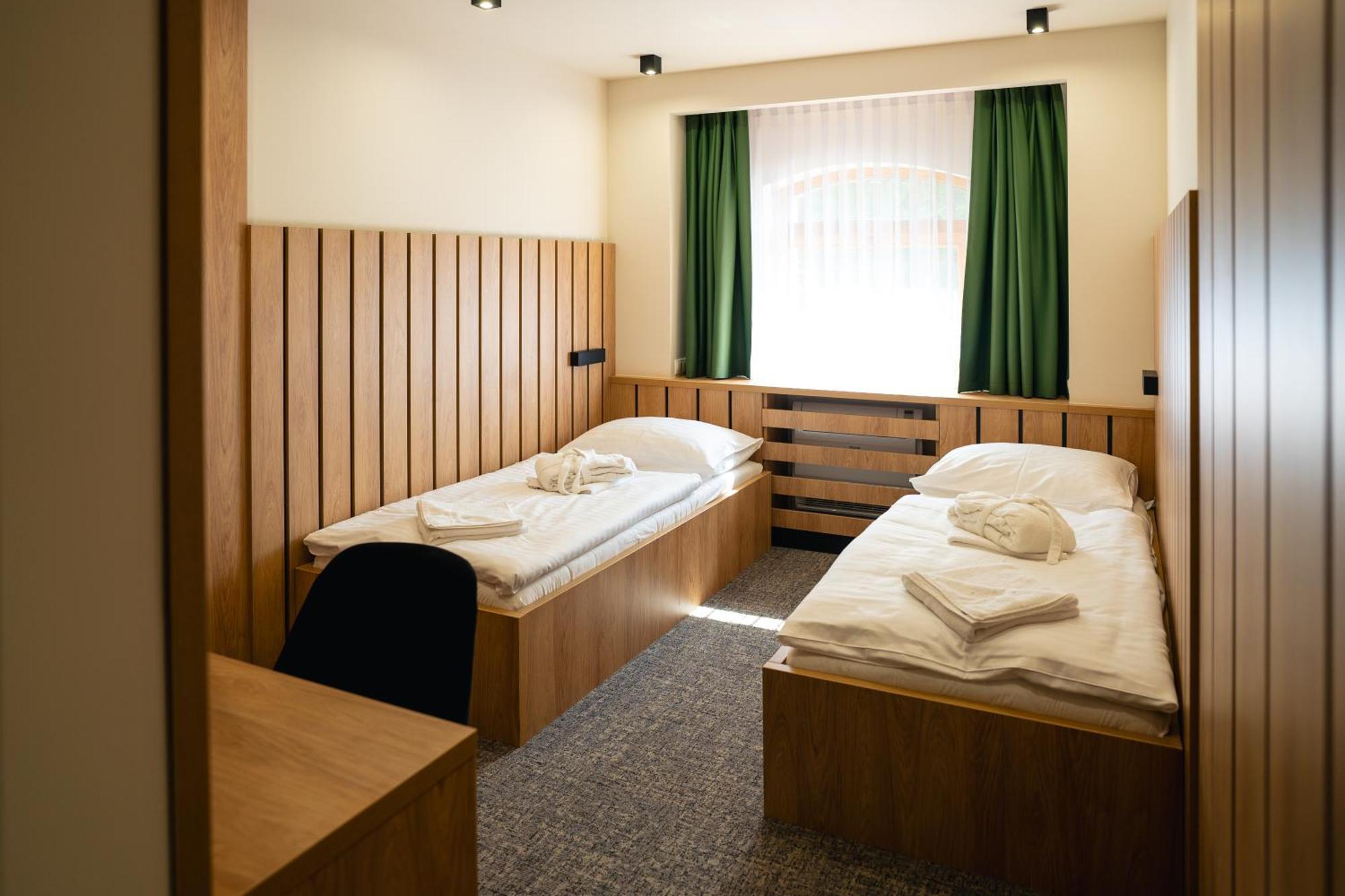 Hunor Hotel Es Etterem Vasarosnameny Room photo